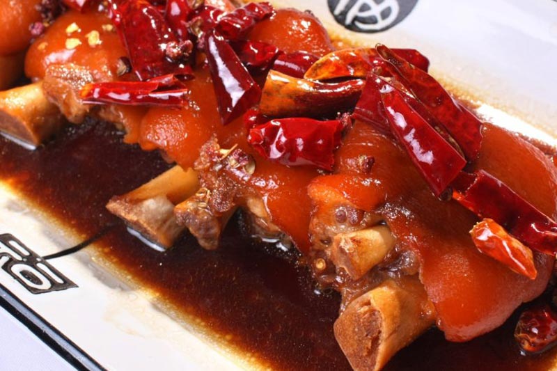 这种牛皮菜很多人没吃过,红色的拿来炒