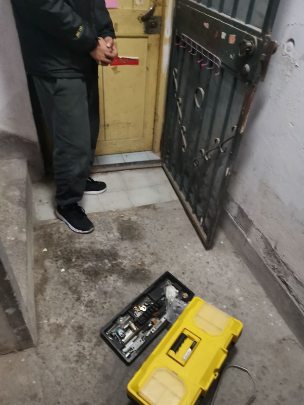防盗门里面插钥匙忘拔了,外面开不了怎么办呢