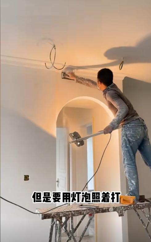装修房子的时候是先吊顶还是先刮泥子