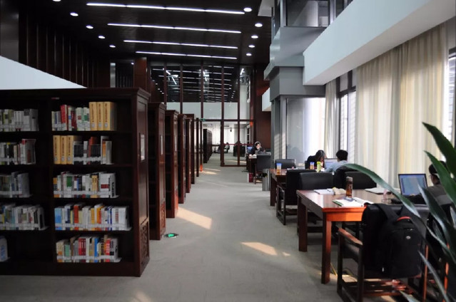 中国国家图书馆可以免费看书么?怎么借书?是怎么个借法?