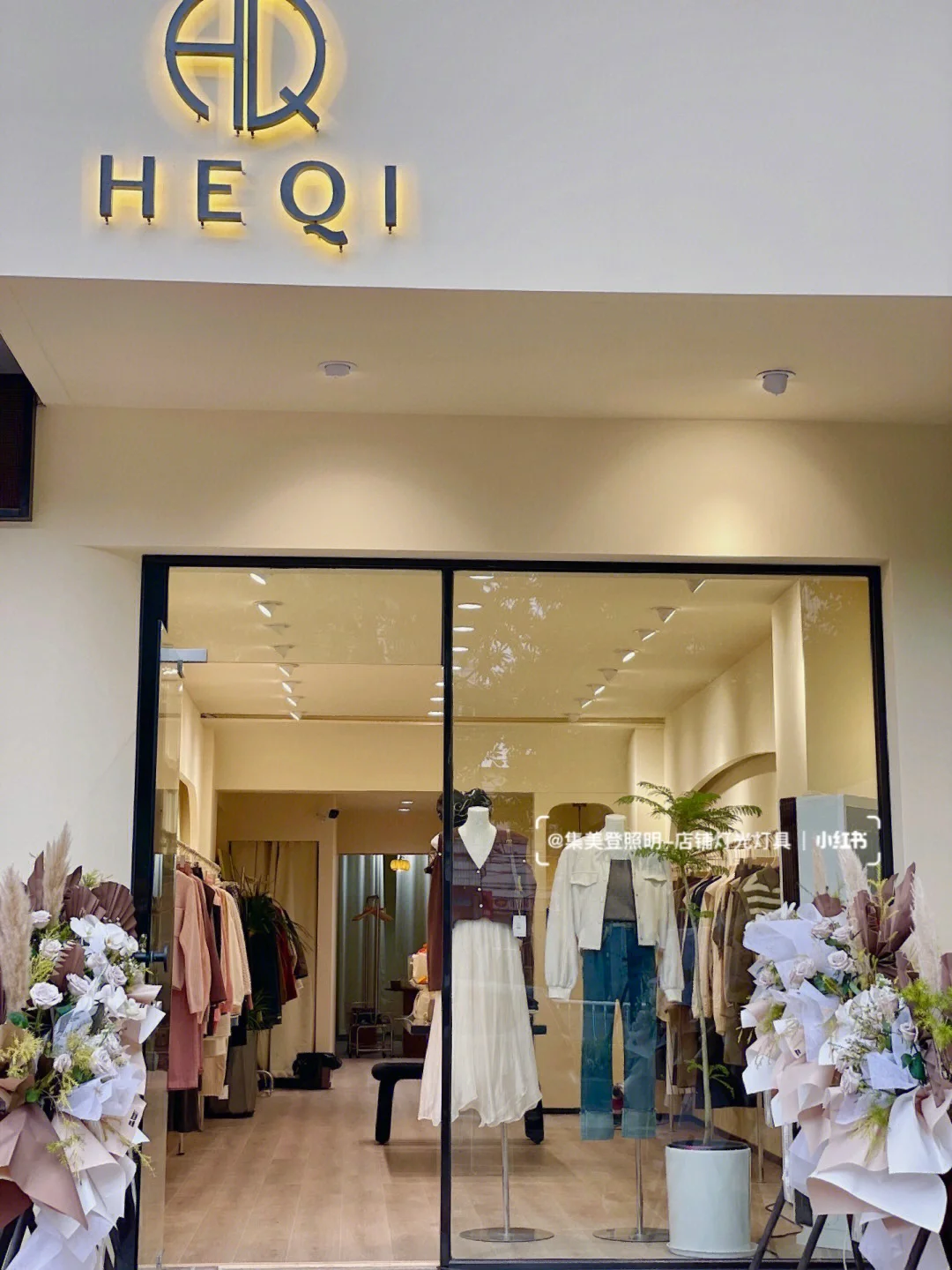 三十几平米女装店米黄色壁纸灯具怎么装呢