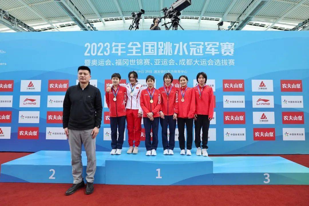 双人跳水的计分规则是什么九个裁判怎么最终算总分的