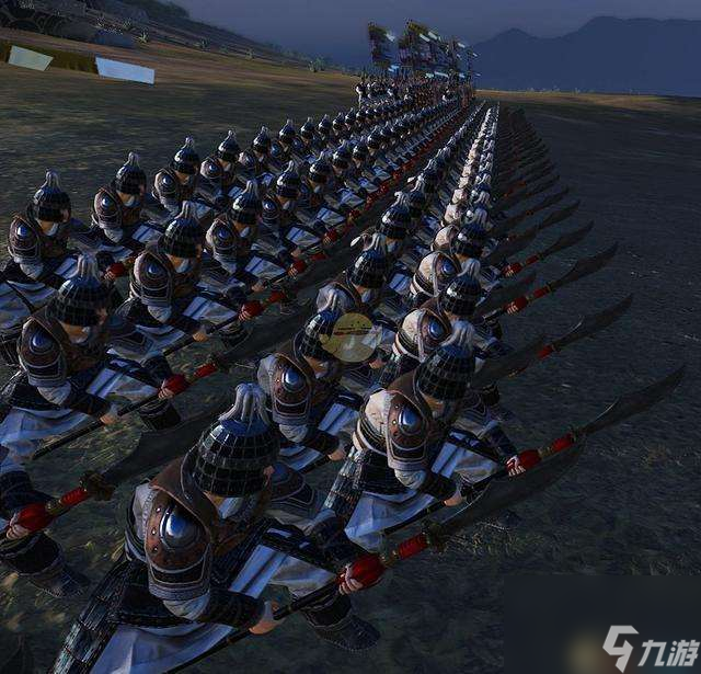《三国全面战争》,如何选择阵营特性以适应开局策略?