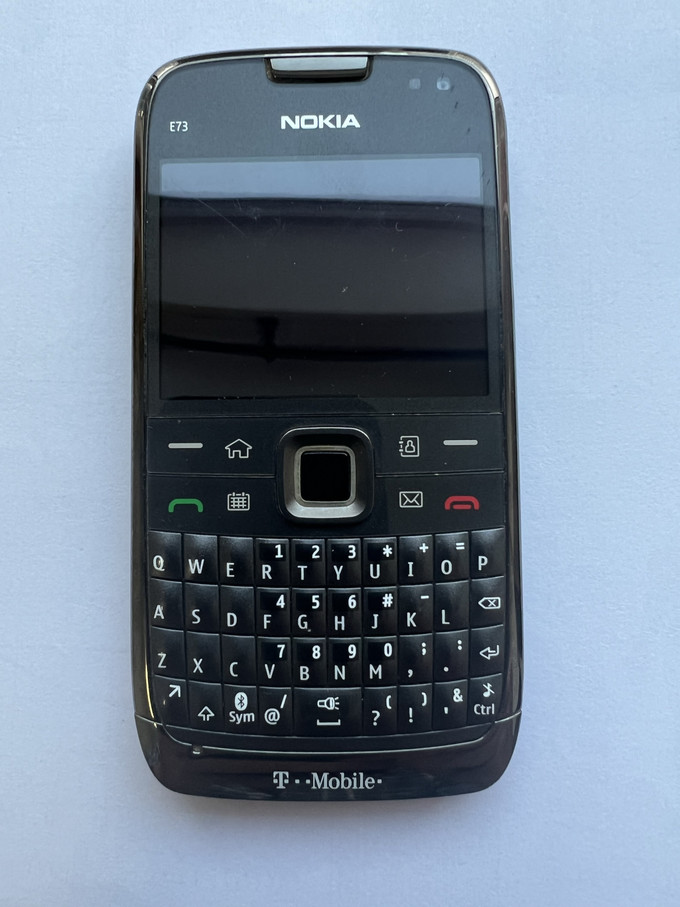 沈阳诺基亚E73直板全键盘造型仅450元