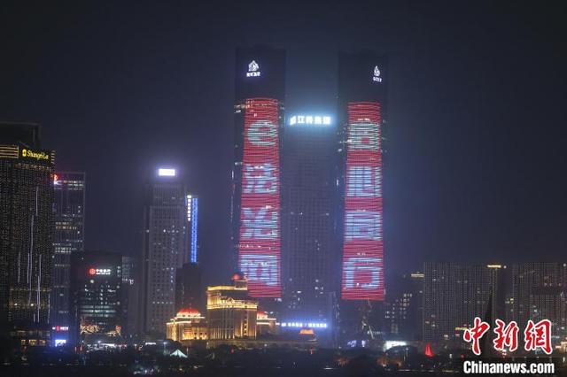 南昌绿地中央广场双子塔led广告合作,南昌户外广告投放服务视频