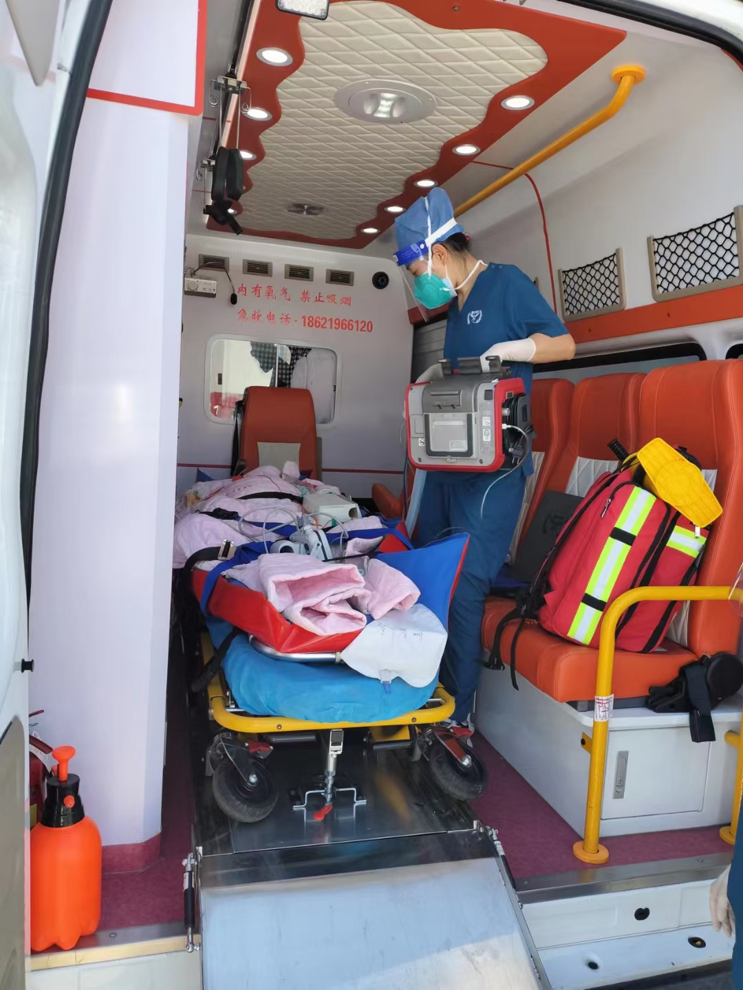 看下秦皇岛担架床车接送病人120救护车医疗护送视频