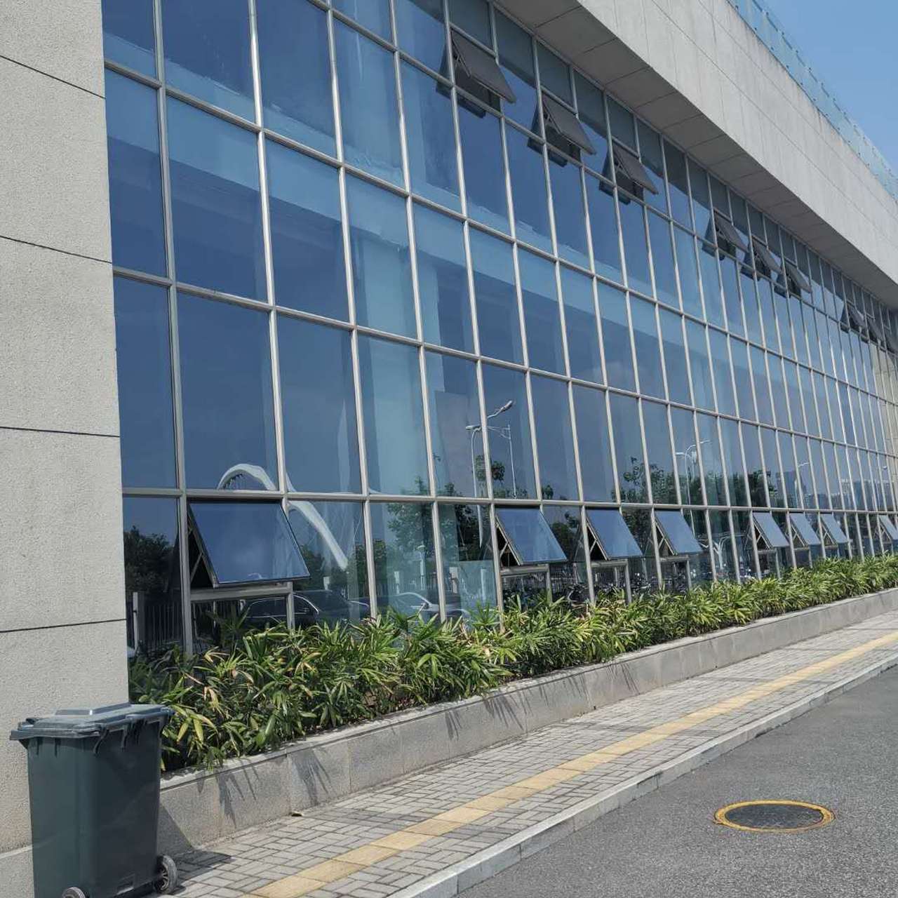 全玻璃幕墙是什么意思,全都是玻璃吗?