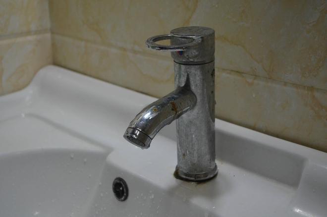 家里水龙头生锈拧不下来该咋办呢怎样重新安装水龙头呢