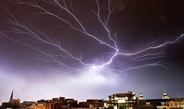 雷电放电是什么特点