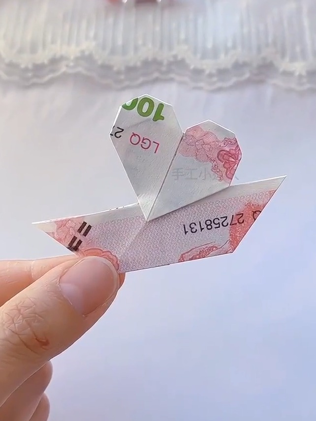怎么用100元折一个简单的爱心