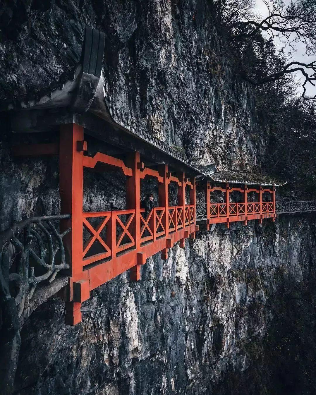 鳞次栉比是什么意思解释