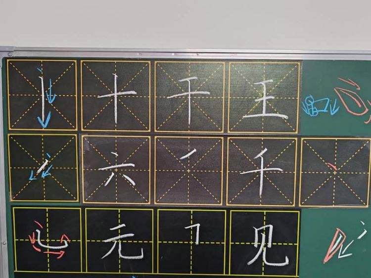 左边一个石字右边一个见字