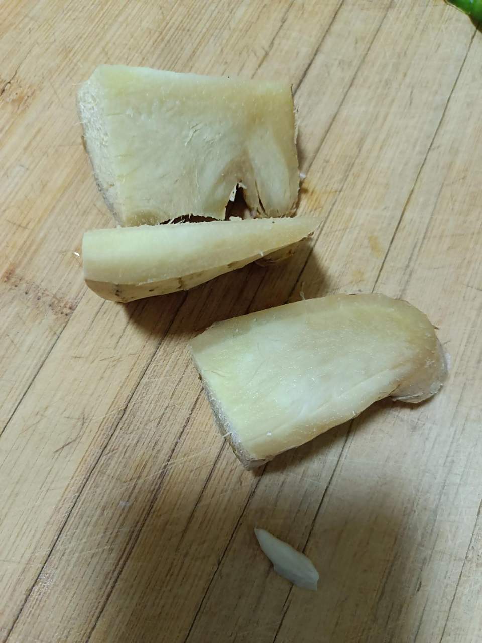 生姜发霉了还能吃吗还是说整个