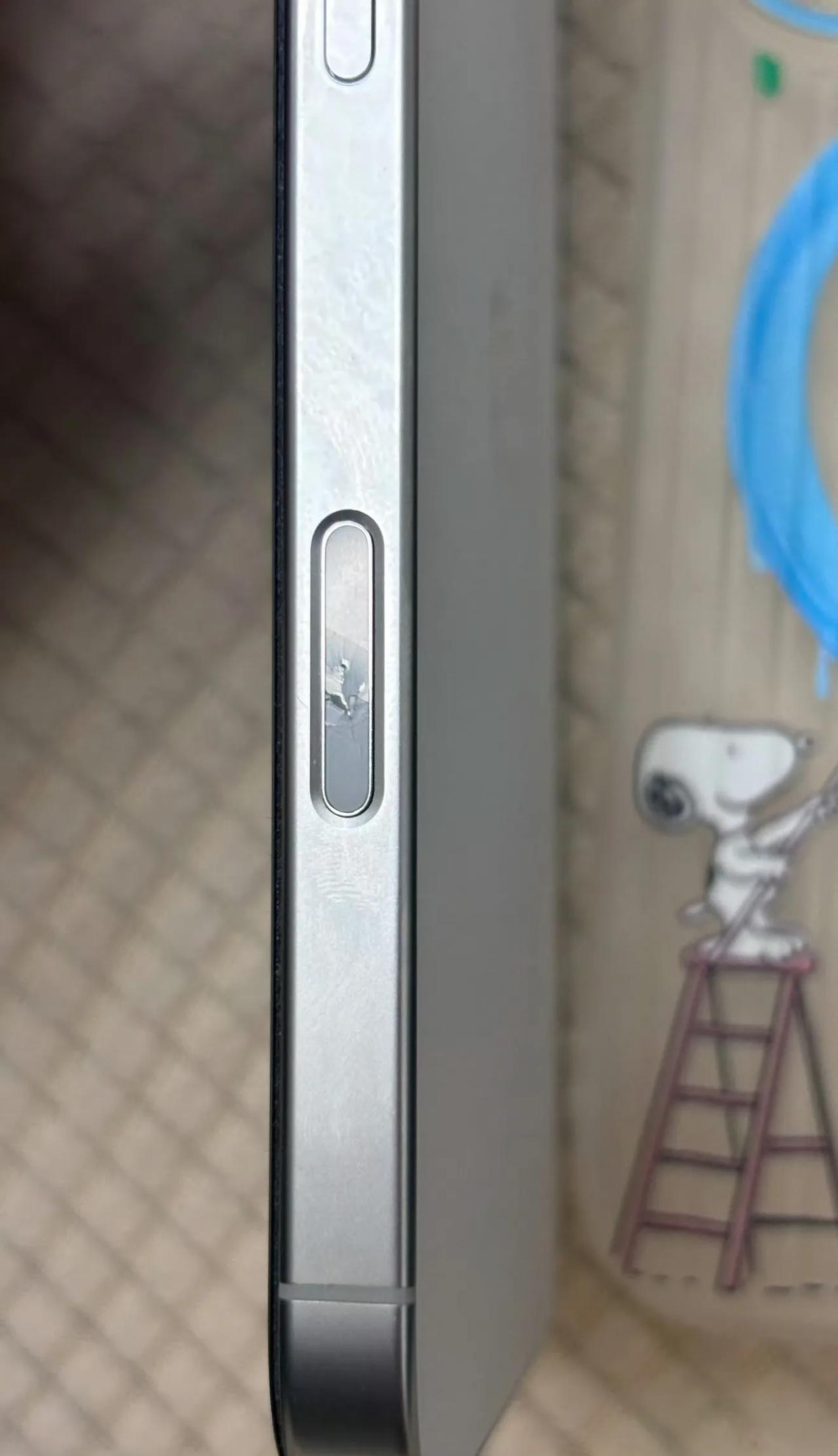 手机开机有震动屏幕不亮是不是主板坏了