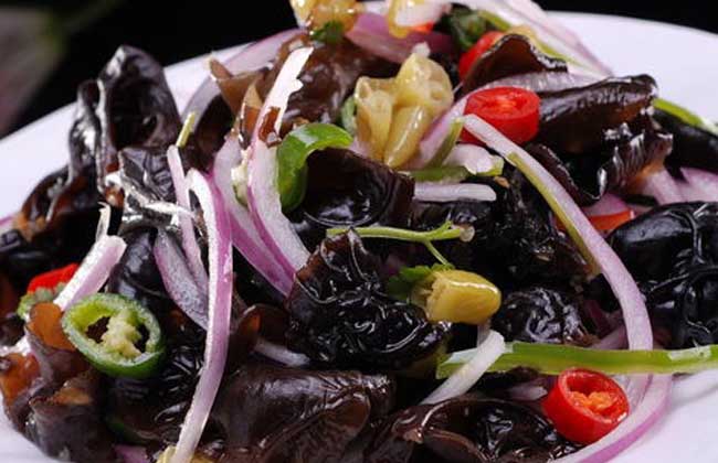 洋葱木耳凉拌怎么做好吃?需要焯水吗?