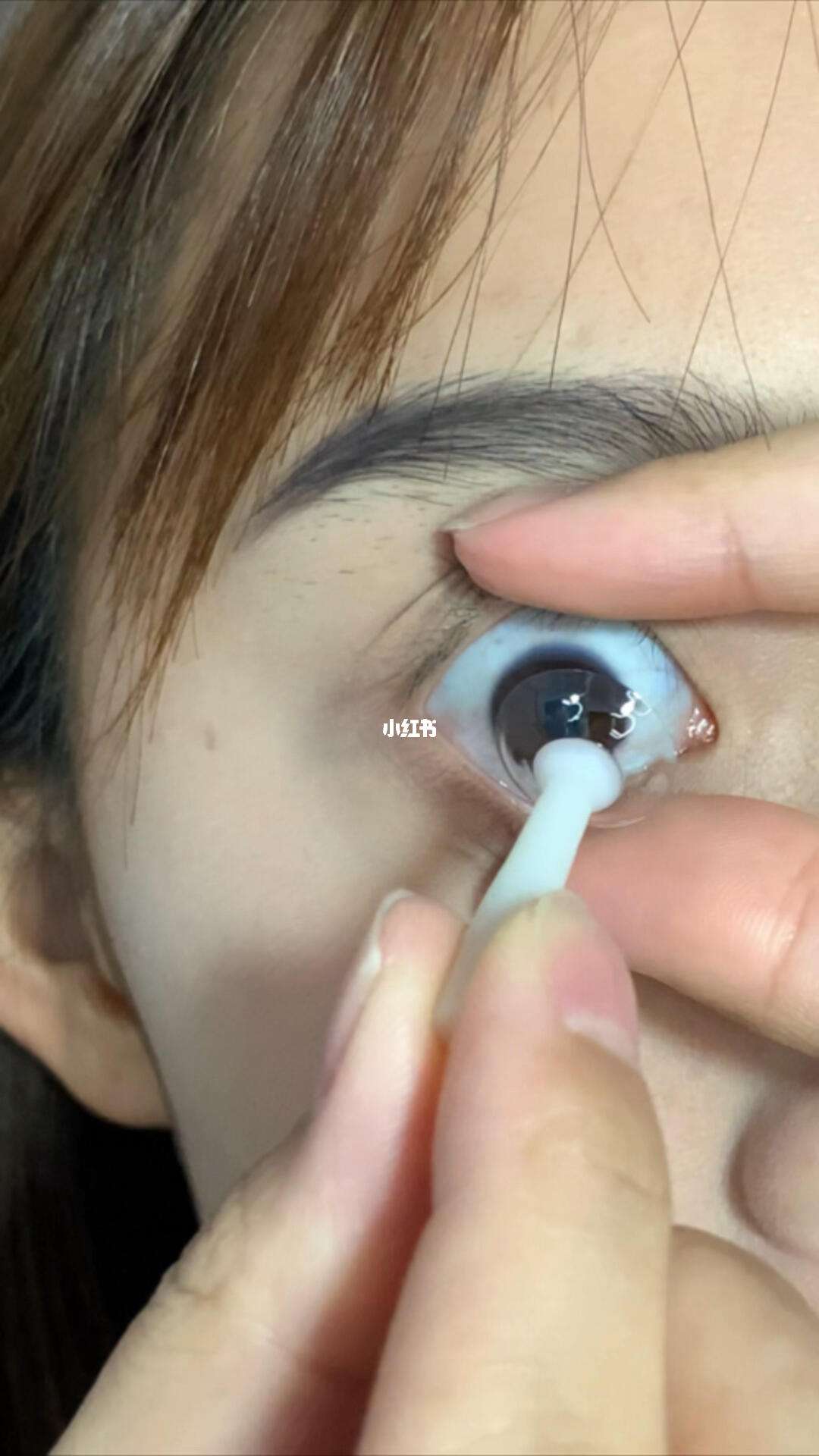 新手佩戴隐形眼镜的方法