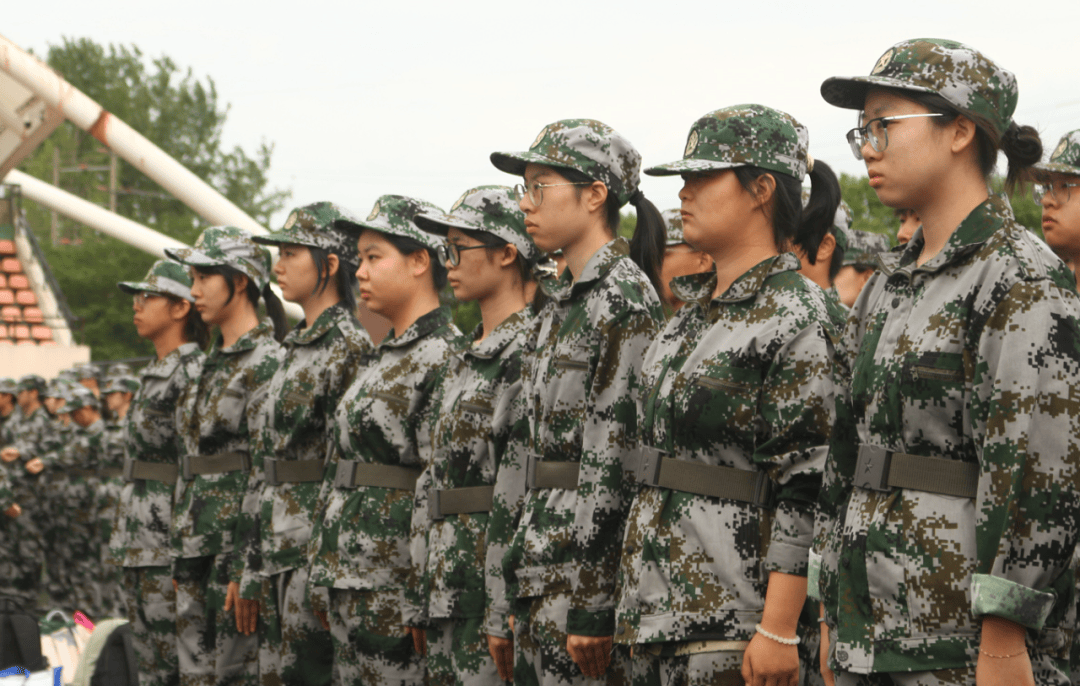 立正稍息的标准动作