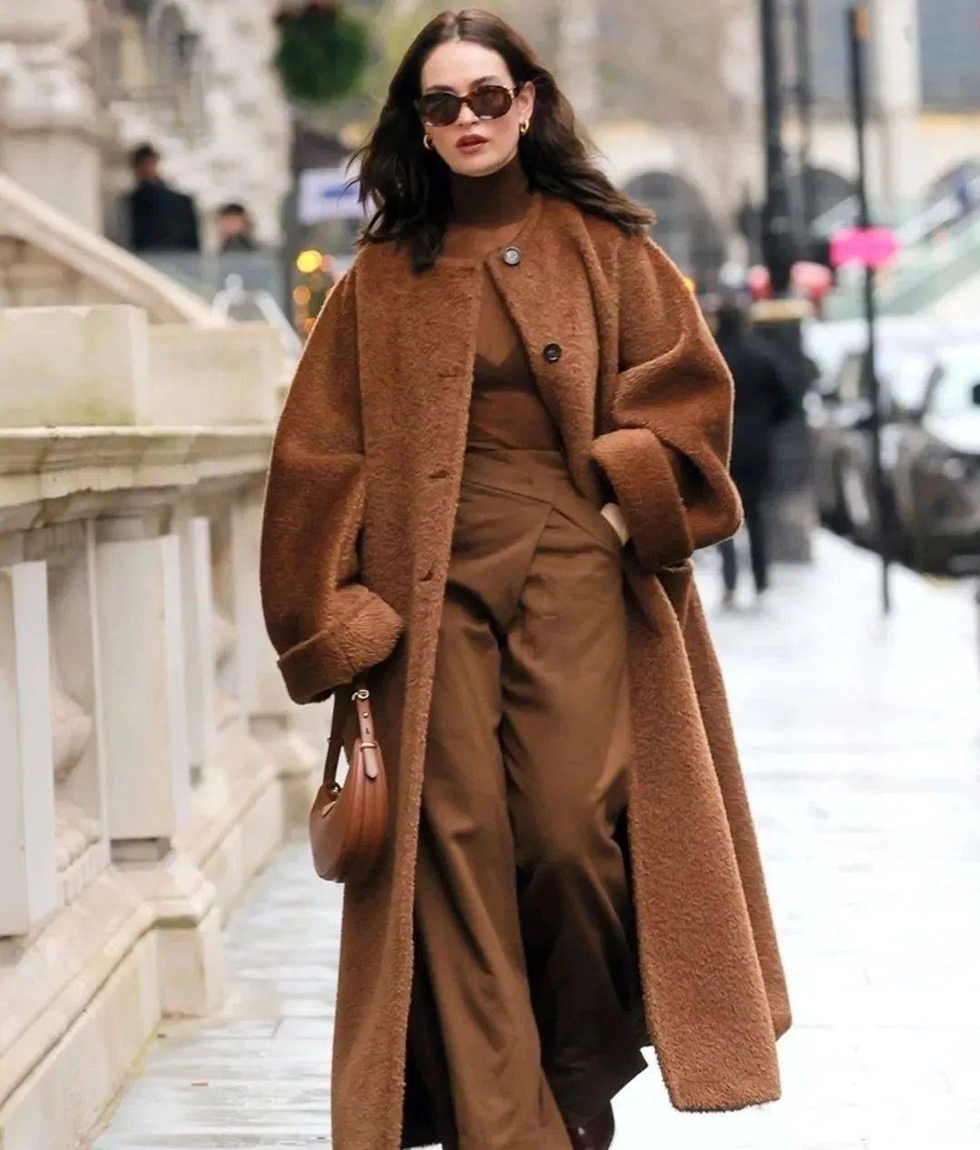 奶茶驼色配什么颜色好看