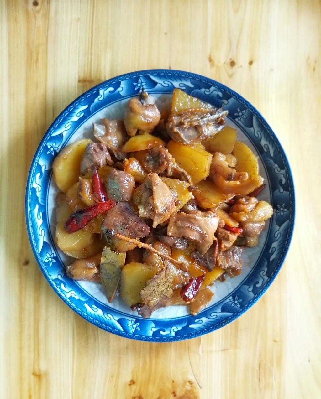 土豆烧鸡块的做法步骤如下