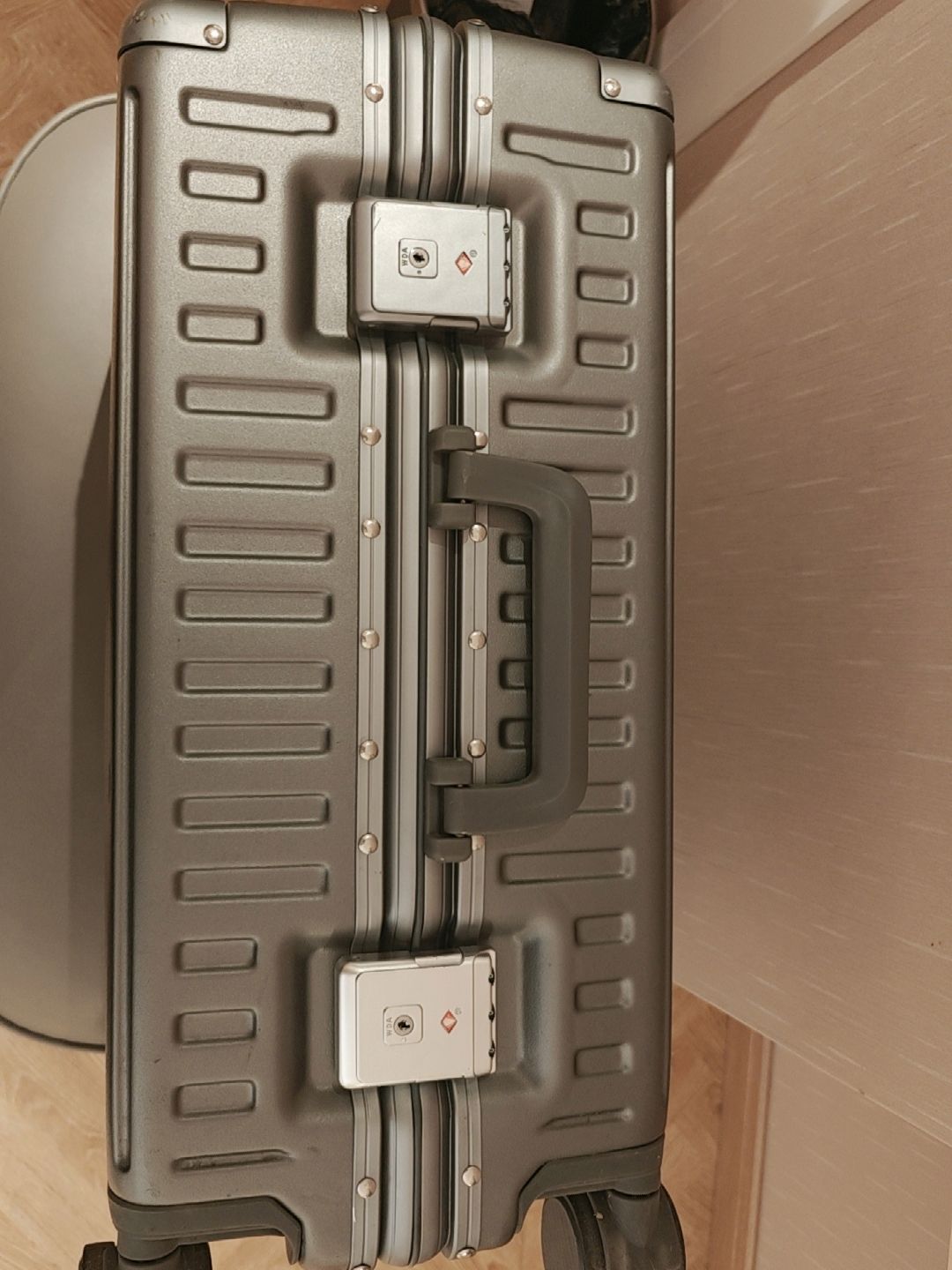 行李箱那个扣子应该怎么扣